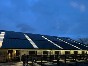 stal met zonnepanelen