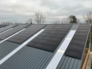stal met zonnepanelen