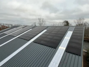 stal met zonnepanelen